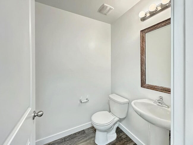 Building Photo - SHORT-TERM LEASE Townhouse in Draper - 3 BD 2.5 BA 2 GA - 2250 Square Feet