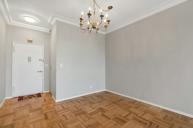 Photo - 2000 Linwood Ave