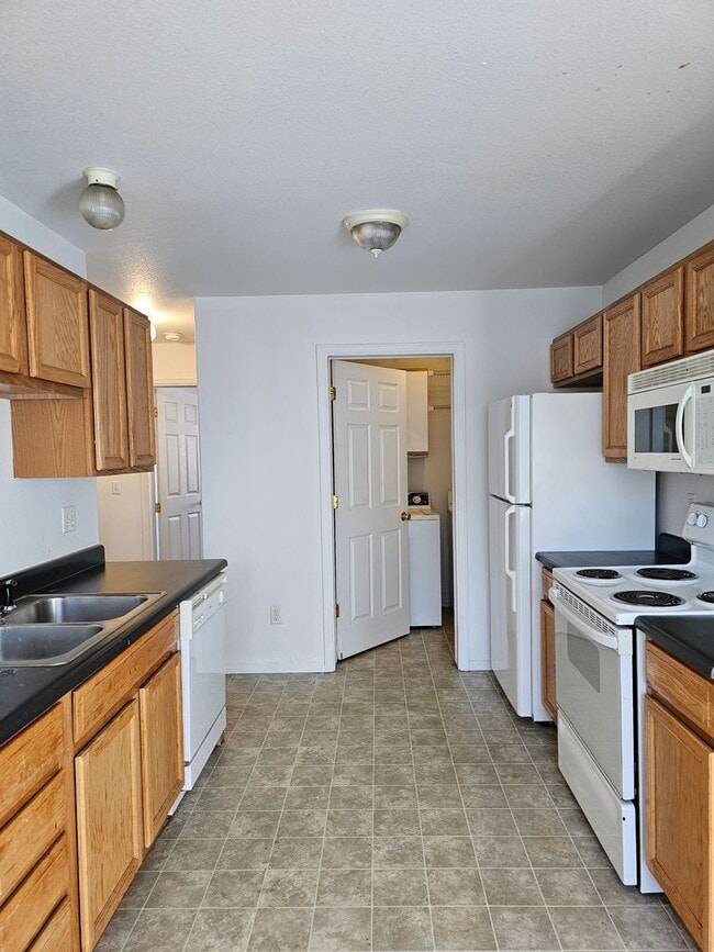 Building Photo - 1240 Taft Ave Unit Apt A