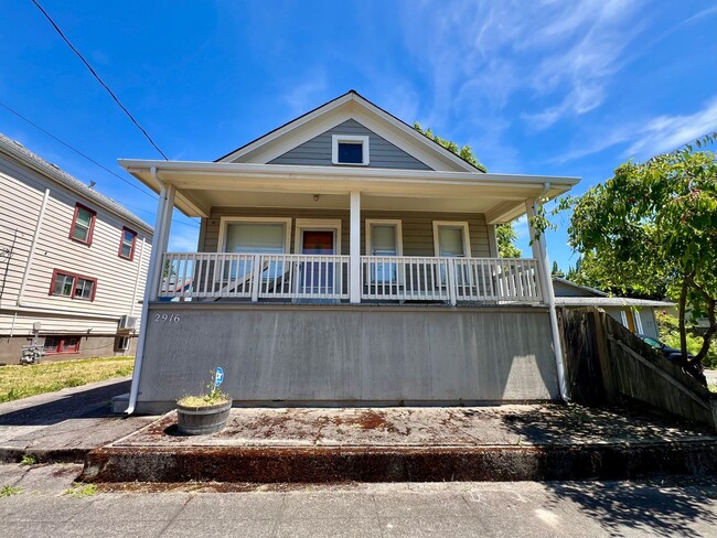 Building Photo - Charming Clinton Neighborhood Home 2 Bed 2 Bath — Close to Downtown & Division Street!
