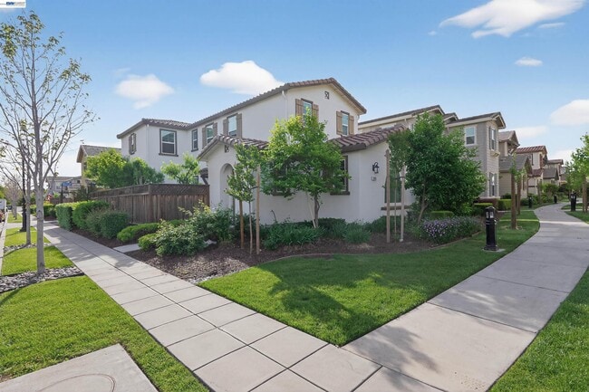 Building Photo - 1005 S Fowler Ln