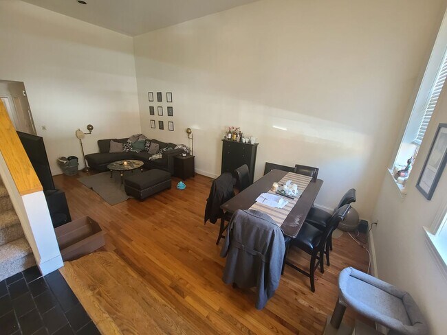 Spacious 2BR/1.5BTH w/ HW Floors, New Kitc... - Spacious 2BR/1.5BTH w/ HW Floors, New Kitc... Apartment Unit #16