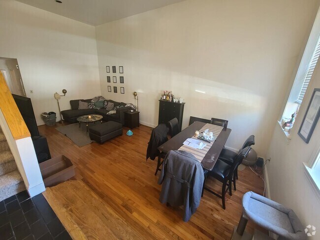 Building Photo - Spacious 2BR/1.5BTH w/ HW Floors, New Kitc... Unit #16 Rental