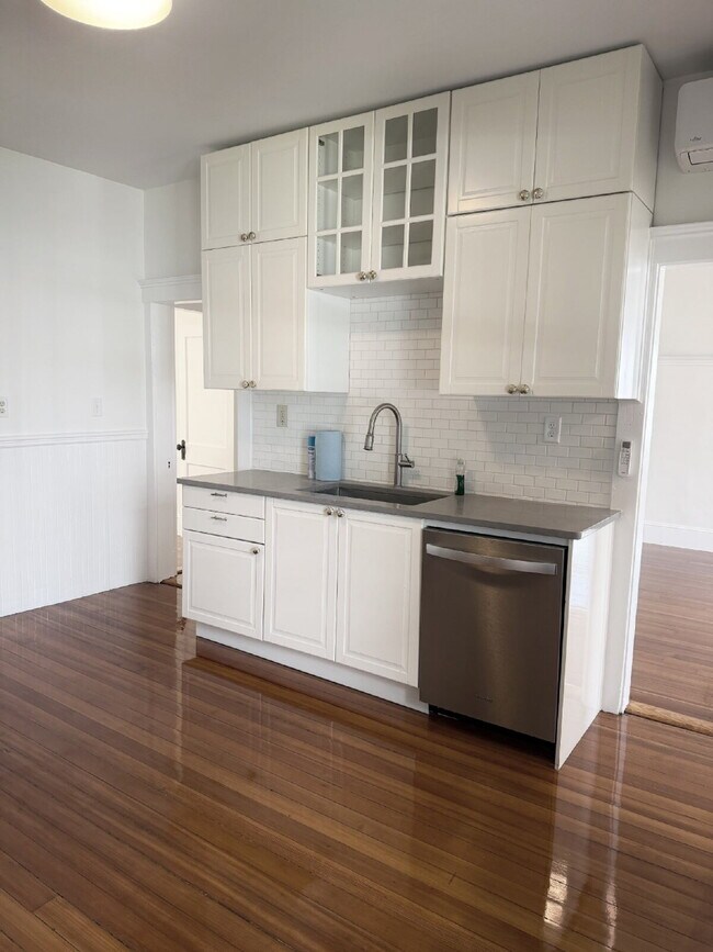 Photo - Available NOW! Spacious 3 BED 1 BATH in quiet neighborhood Unit 2