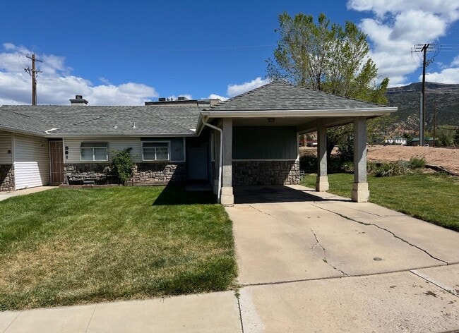 Building Photo - 3 Bedroom 2 Bathroom Duplex