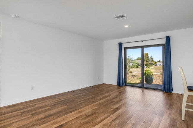 Photo - NOW AVAILABLE - 3/2 with 2 Car Garage in Mirror Lakes!