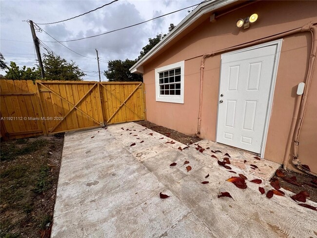 Photo - 830 SW 6th St Unit B