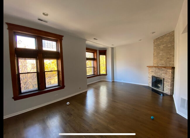 Building Photo - 4008 N Clarendon Ave Unit 2 Rental