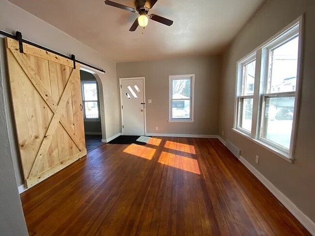 Building Photo - 2012 Madison St Unit upper