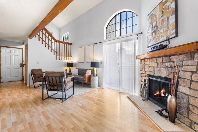 Bright and Spacious 2-Bedroom Condo + Loft... - Bright and Spacious 2-Bedroom Condo + Loft...