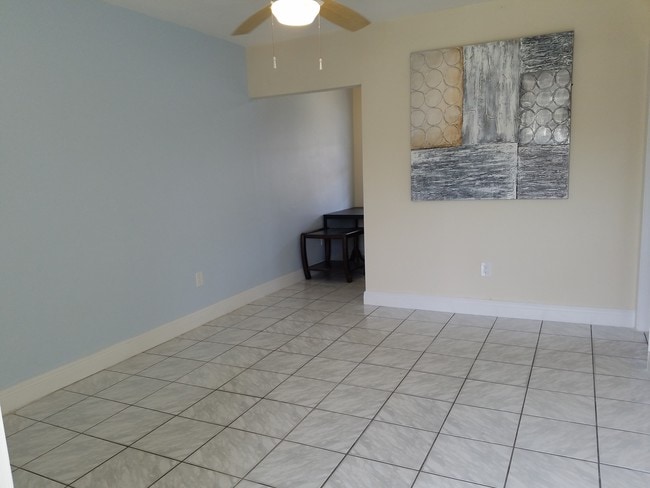 Building Photo - 1380 NW 25th St Unit -