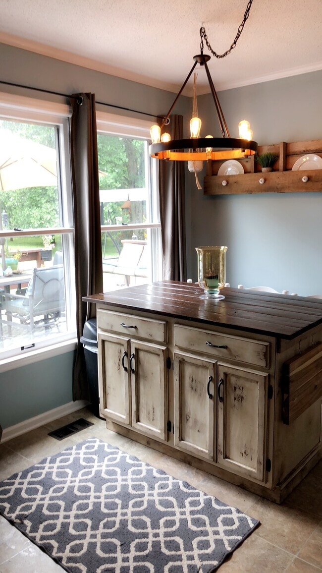 Isla de cocina lateral con gran iluminación natural. - 4422 Meadowland Dr