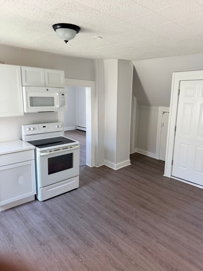 Building Photo - 221 Fairview St Unit 3FL