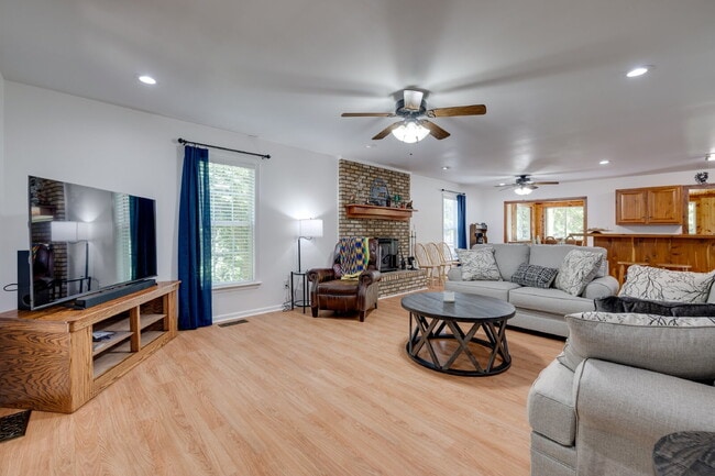 Photo - "Charming 2-Bedroom Furnished Retreat with Spacious Layout and 2.5 Baths in York, SC!"