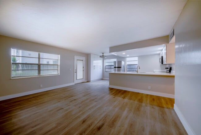 Photo - 917 Flanders T