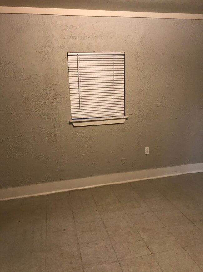 Living Area - 401 Chautauqua Ave Unit 05