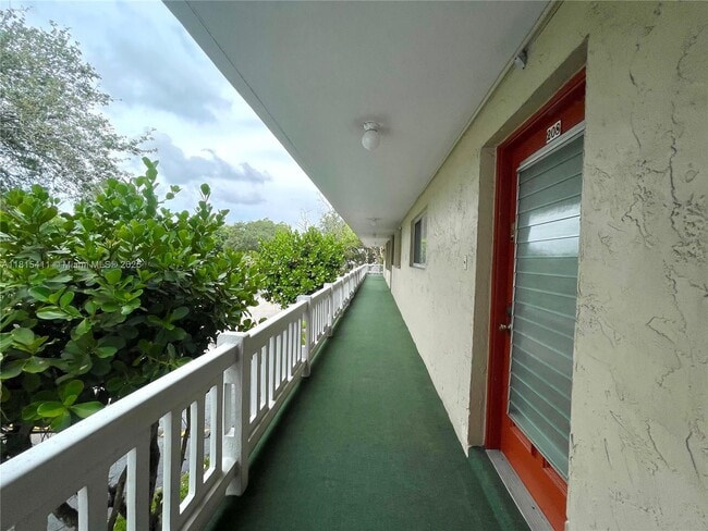 Building Photo - 3571 Inverrary Dr Unit 208 Rental