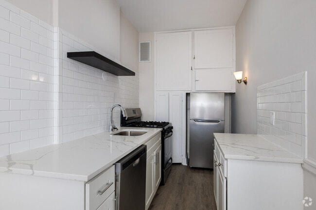 1BR, 1BA - 710SF - Kitchen - The Parkway