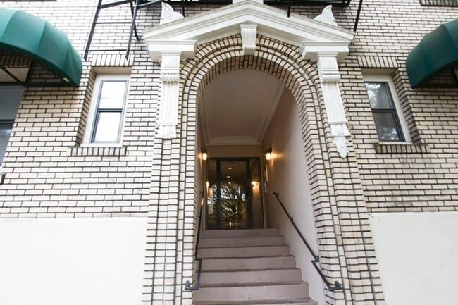 Building Photo - Cozy Remodeled Studio Nestled Between Nob ... Unit 104 Rental