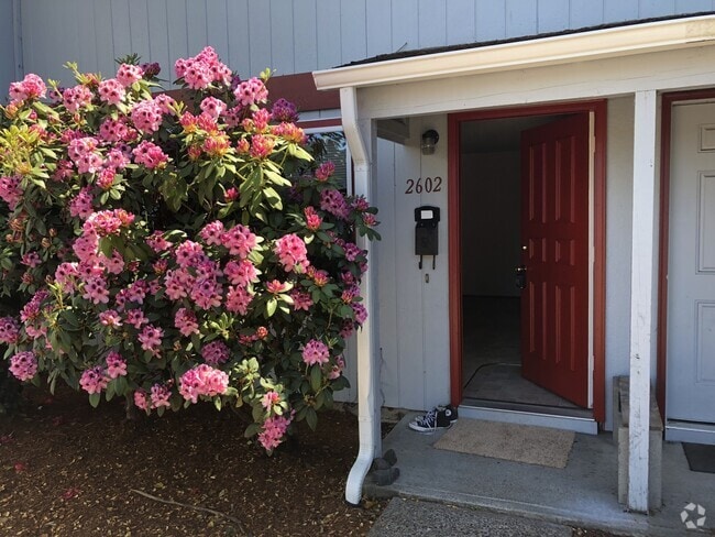 Building Photo - Charming 2-Bedroom Apartment in the Heart ... Unit cool2602