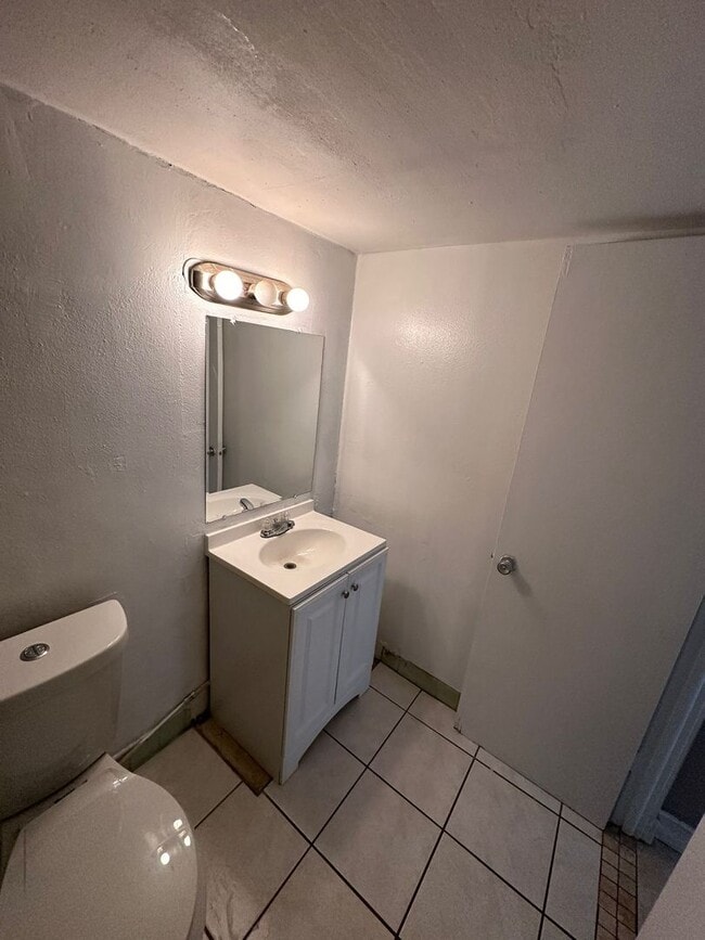 Photo - Green Tee - # 502 Unidad 1