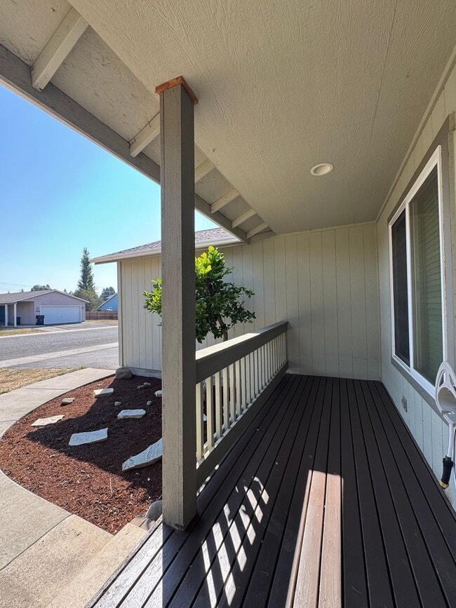 Building Photo - Modern 3BR/2BA Rental with Large Kitchen &...