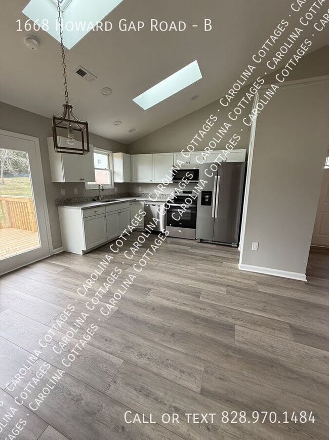 Photo - 1668 Howard Gap Rd Unidad B