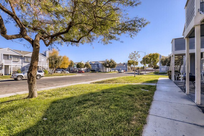 Photo - LOVELY 2 bedroom Condo Ready for Immediate Move in!!