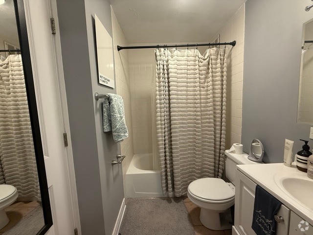 Building Photo - 1 E Scott St Unit 505 Rental