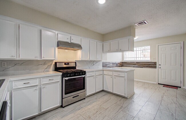 Photo - 8820 Bissonnet St