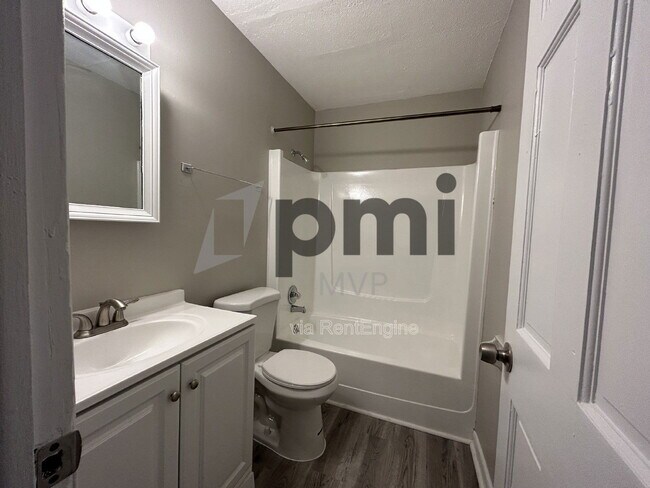 Photo - 834 Whitethorne Ave Unit D