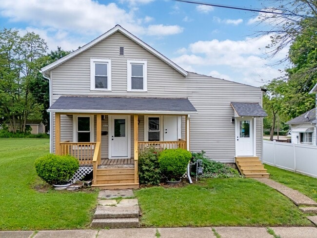 Building Photo - Two Bedroom Duplex