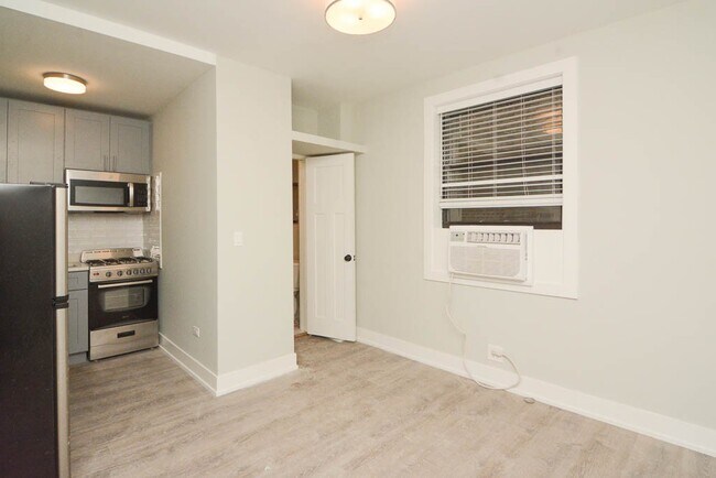 Photo - 533 W Belmont Ave Unit J04P