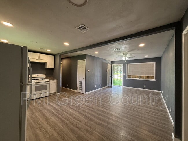 Photo - 859 E 52nd St N