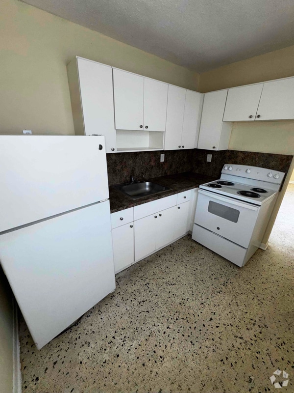 Building Photo - 1040 SW 7th St Unit 4 Rental