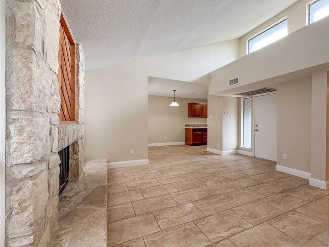 Building Photo - 3843 Unit 215D