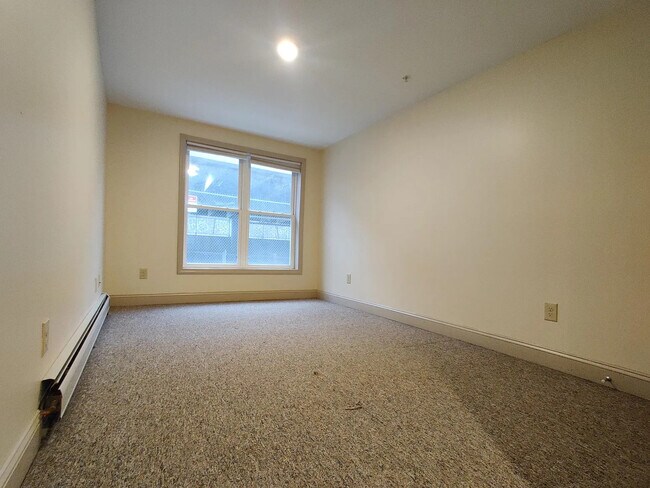 Photo - 238 College St