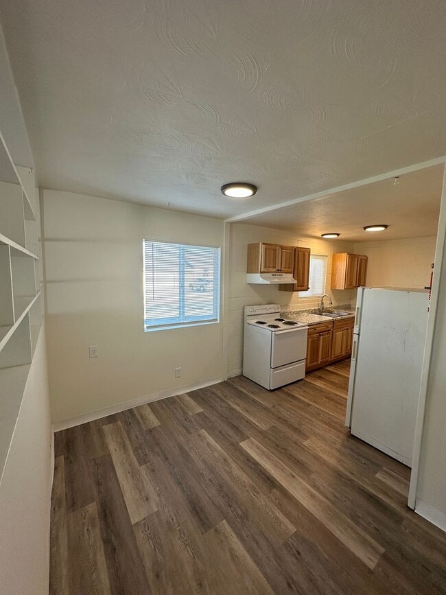 Photo - Large 3 Bedroom apartment!