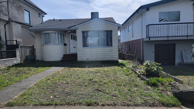 Building Photo - 454 E 55th Ave