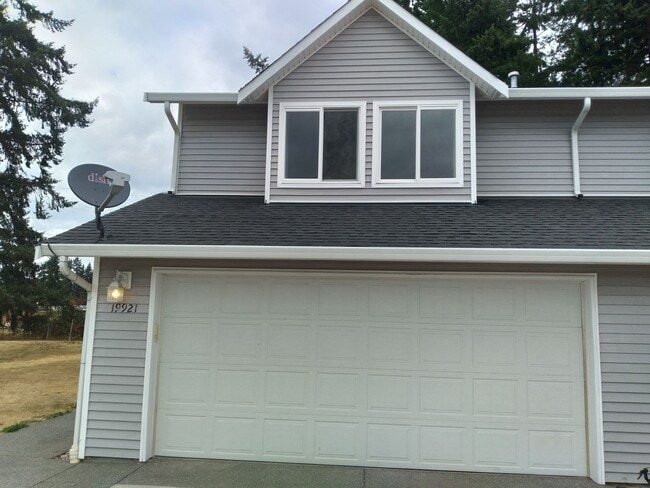 Building Photo - Charming 3-Bed Duplex with 2.5 Baths & 160...