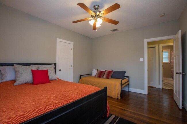 Photo - 702 W N Loop Blvd