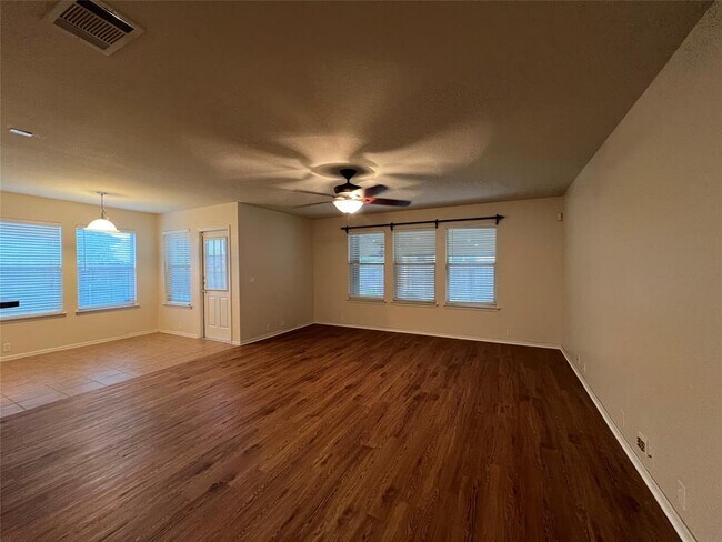 Photo - 293 Camelia Pkwy