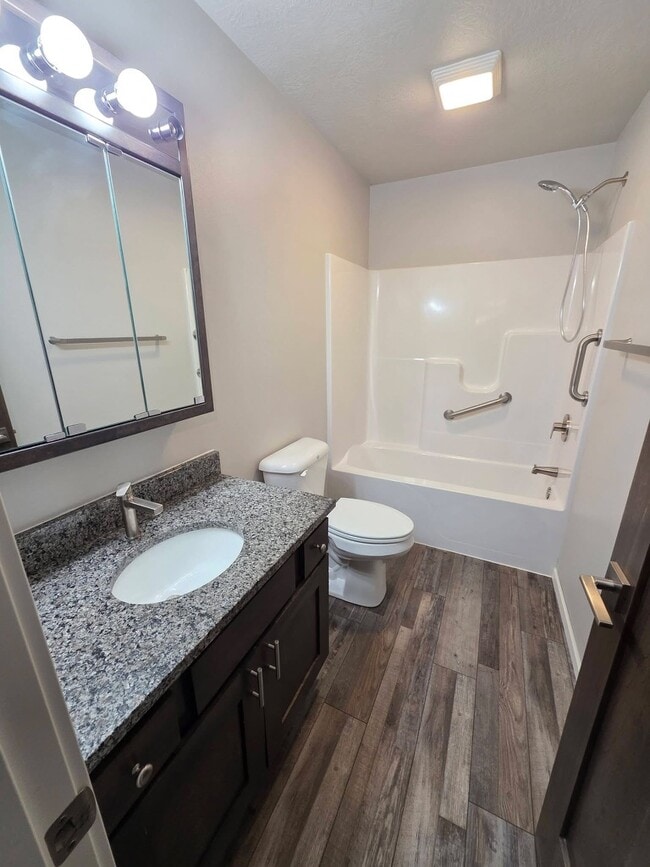 Photo - 2050 Quail St