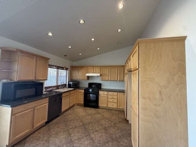 Photo - 3180 S Lindell Rd