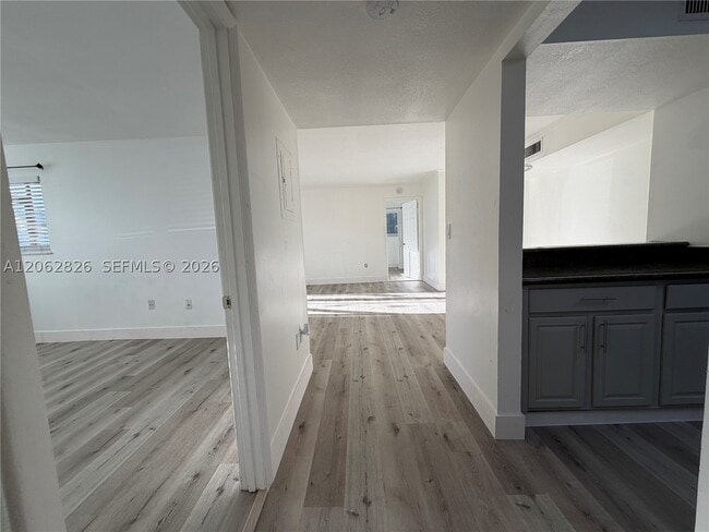 Building Photo - 20681 NE 4th Pl Unit 101