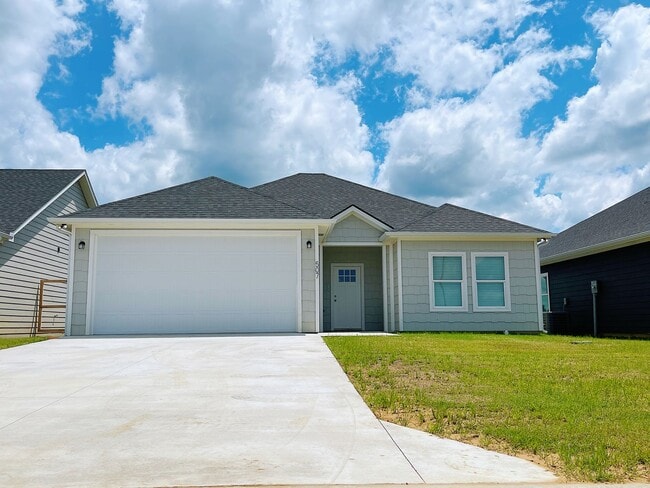 Building Photo - Quiet neighborhood/Open floor plan/Paved street/Gutter/Foam insulation