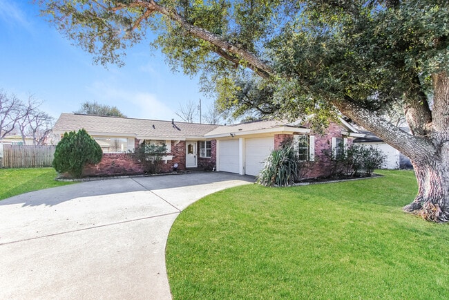 Photo - 218 Leighton Dr