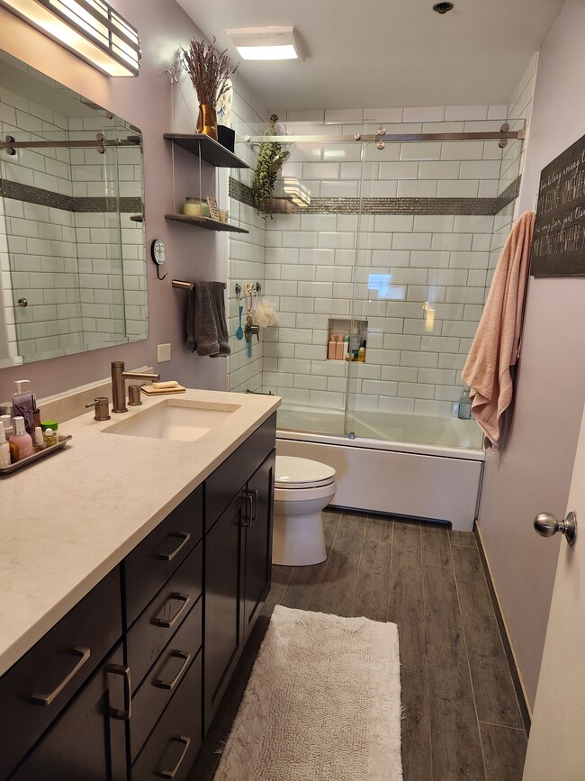 En Suite Master Bath - 1601 W School St Unit 308