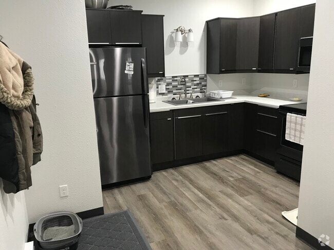 Building Photo - 410 E Mill St Unit 410 E Mill Street Rental