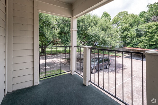 2BR, 2BA - 919SF
